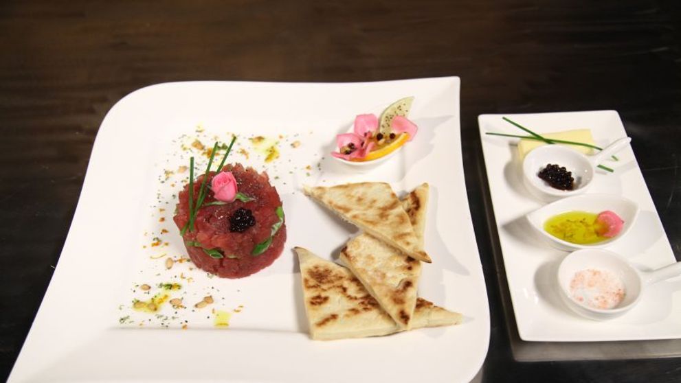Reteta Liviu Balint: Tartar de ton cu perle de otet balsamic si cu muguri de pin