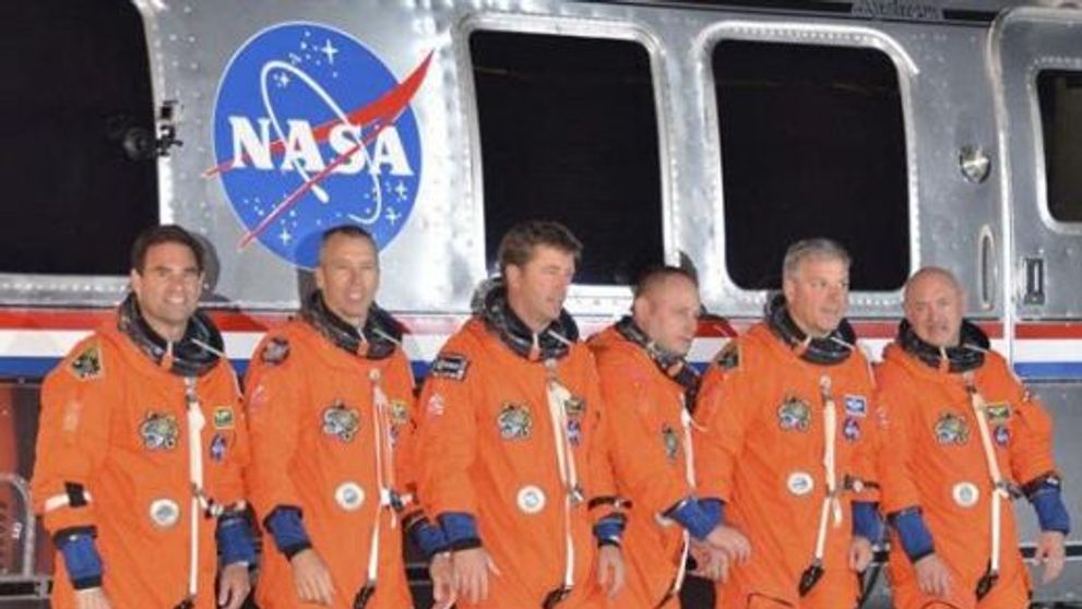 NASA: Muzica trupei Stormy Mondays ii trezeste pe astronautii de pe Endeavour! Iti place cantecul? VIDEO