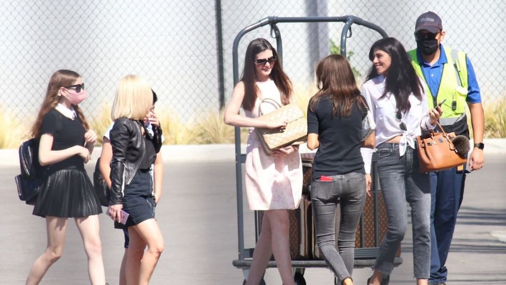 Monica Gabor, suprinsă de paparazzi pe aeroportul din Las Vegas alături de o româncă celebră