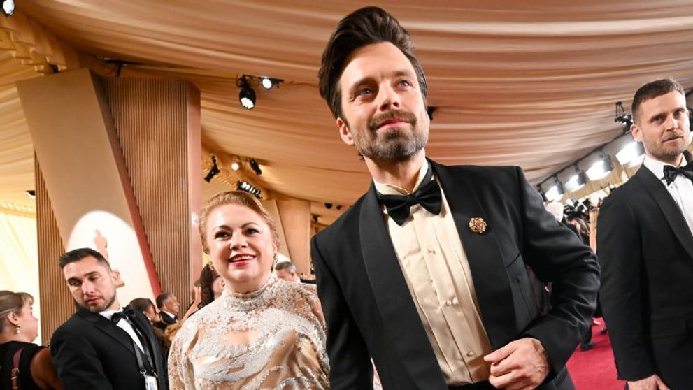 Sebastian Stan, “certat” de mama sa că nu s-a bărbierit pentru Premiile Oscar. Și-a adus mama pe covorul roșu, acolo unde a fost simbolul rafinamentului