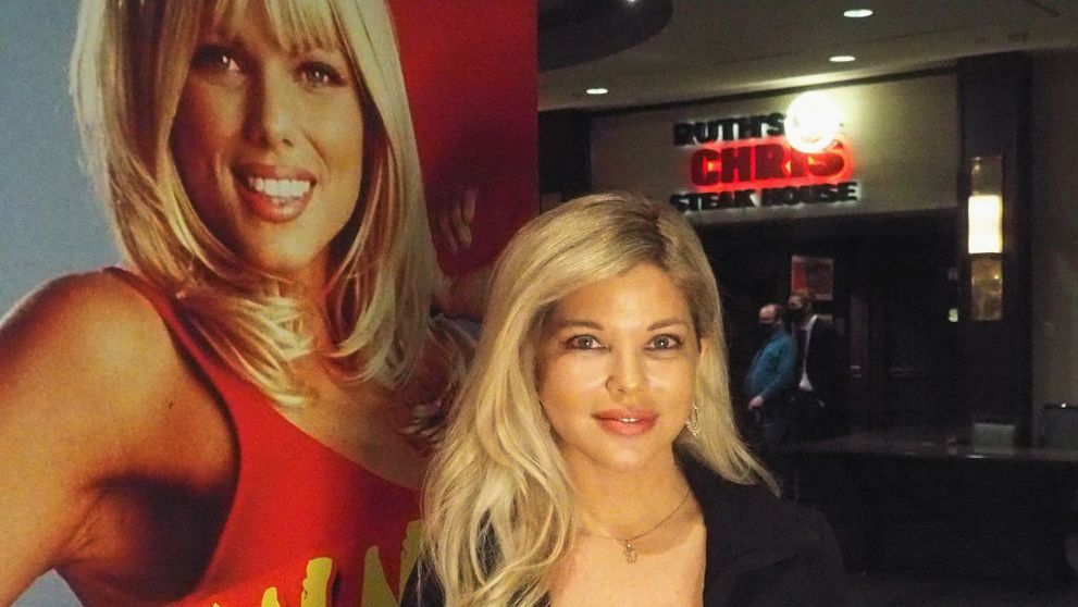 Donna D'Errico, blonda superbă din „Baywatch”, a îmbrăcat costumul de baie emblematic din anii '90. Arată fenomenal la 57 de ani