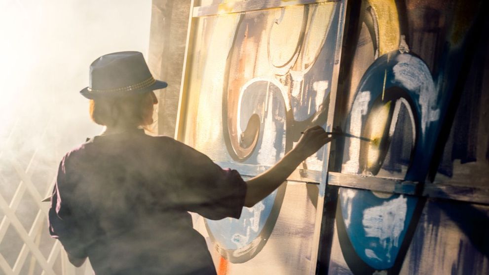Doua artiste din Cluj Napoca, o fotografa si o pictorita, fac tablouri pe care le lasa apoi in diferite locuri din oras