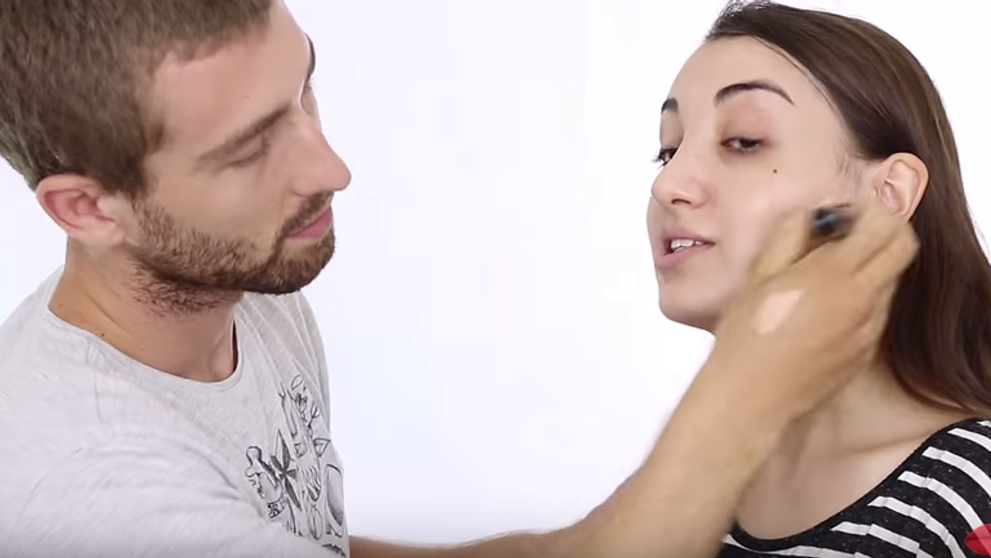L-a rugat pe sotul ei sa o machieze, iar el a acceptat imediat provocarea. Ce s-a intamplat cand s-a uitat in oglinda