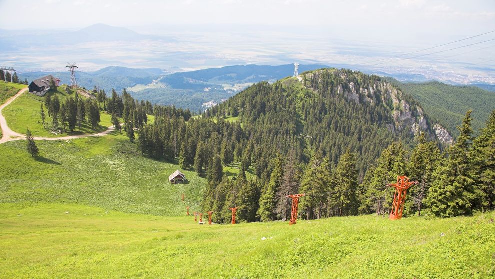 Trebuie să faci credit ca să petreci Paștele în Poiana Brașov! Prețurile au luat-o razna. Cât costă un sejur