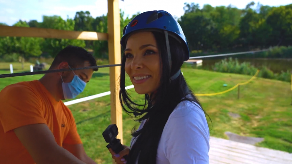 VIDEO Corina Caragea s-a distrat ca un copil în parcul de aventură de la Comana