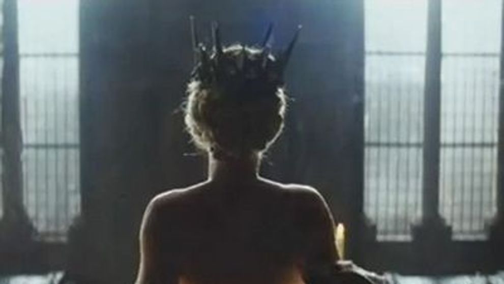 Charlize Theron, goala in noul film, intr-o cada cu lapte: VIDEO