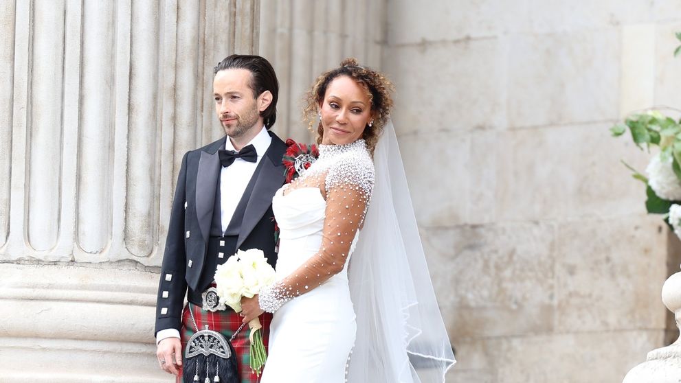 Mel B de la Spice Girls s-a căsătorit a treia oară. După un copil din flori cu Eddie Murphy și un fost soț abuziv, a găsit în sfârșit fericirea în brațele hairstylistului ei