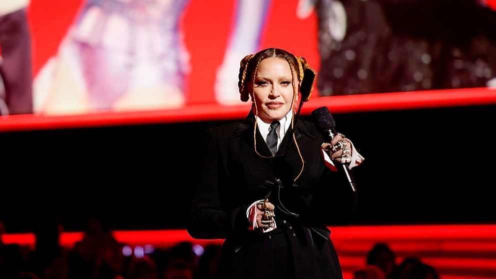Madonna și-a etalat tenul de adolescentă pe scena Premiilor Grammy