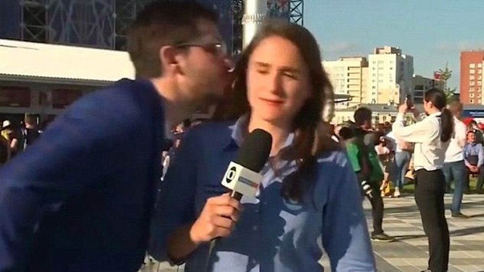 Reacția unei reporterițe, față de un suporter care a încercat să o sărute, face înconjurul internetului