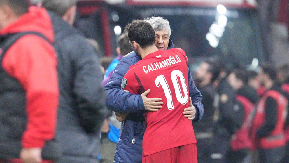 O imagine cât o mie de cuvinte! Hakan Calhanoglu, căpitanul Turciei, a postat îmbrățișarea virală cu Mircea Lucescu: „Ai muncit din greu pentru mine. Dumnezeu să te odihnească în pace, mentorul meu”