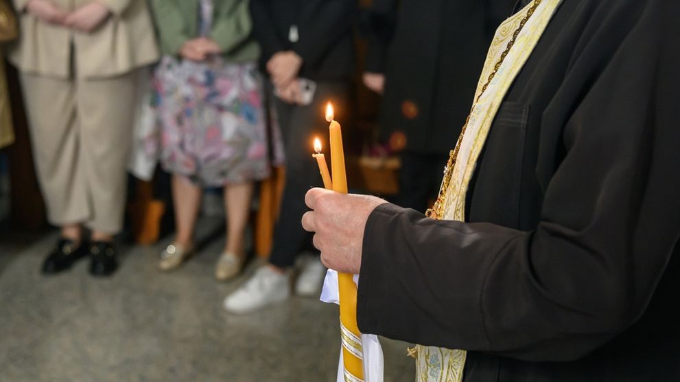Un preot din Maramureș a ajuns cu mâna ruptă, după o bătaie desfășurată la o nuntă. Totul s-a întâmplat în fața invitaților. De la ce a început conflictul: „Mai rău nu se poate...”