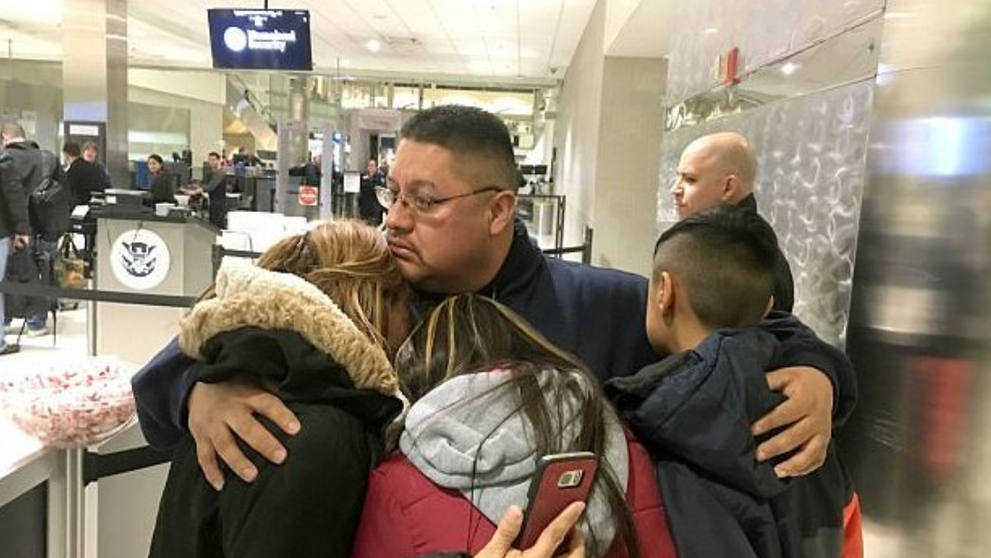 Cazul emotionant al unei familii din SUA. Tatal a fost deportat, deoarece era considerat 
