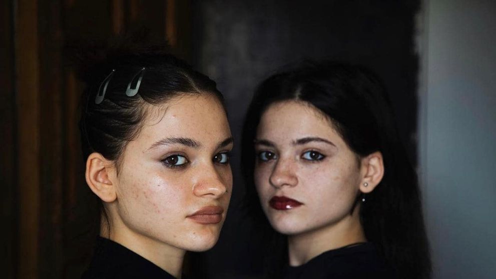 Două surori gemene identice, despărțite la naștere, s-au regăsit după 19 ani datorită aplicației TikTok. Motivul pentru care tatăl biologic a decis să le vândă