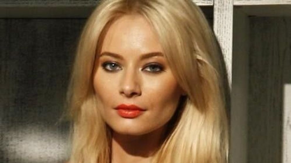 Adevarul despre chipul celei mai frumoase femei din Romania. Cum arata tenul ei cand e fotografiata de aproape