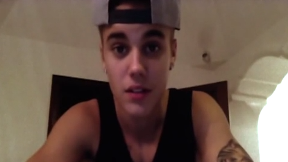 Justin Bieber, surprins in timp ce iesea de la un bordel din Brazilia. Se ascundea sub o patura, dar un detaliu l-a dat de gol