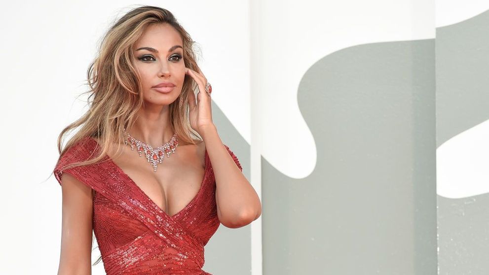 Mădălina Ghenea s-a filmat în oglindă, într-un costum de baie foarte decupat. Clipul face furori pe Instagram
