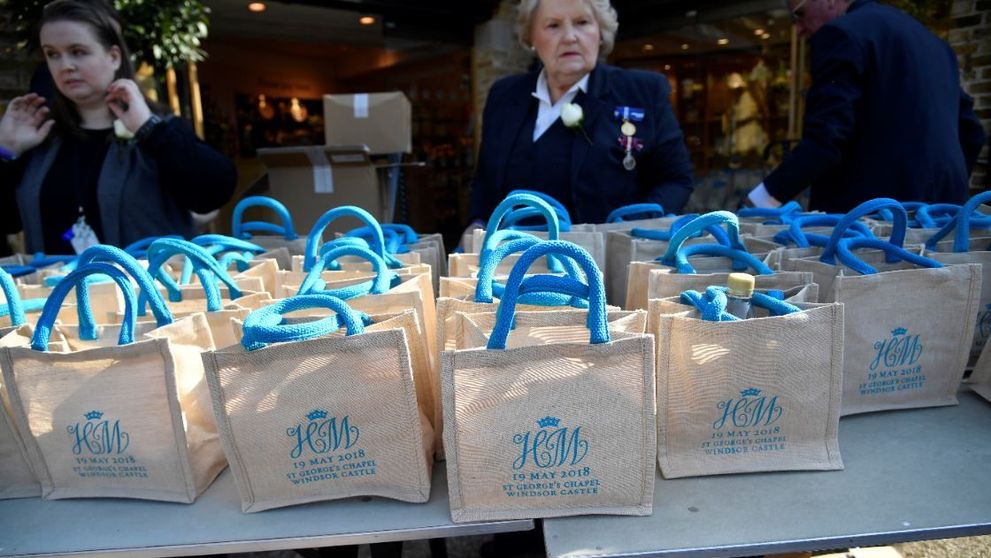 Ce se afla in pungutele albe pe care Harry si Meghan le-au oferit invitatilor de la nunta