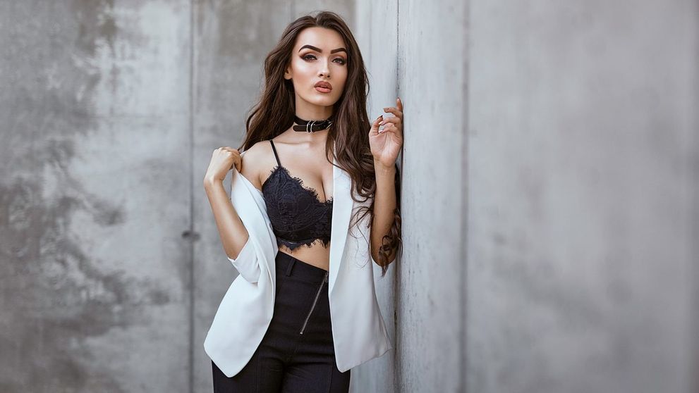 Viviana Sposub e în Ferma - orășeni vs săteni, iar unul dintre cei mai mari și mai sexy suporteri este chiar sora ei