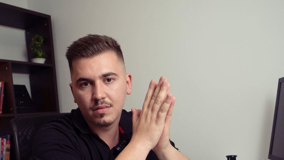 Un tiktoker celebru a fost reținut după ce a înșelat peste 500 de oameni. Ce le promitea victimelor sale