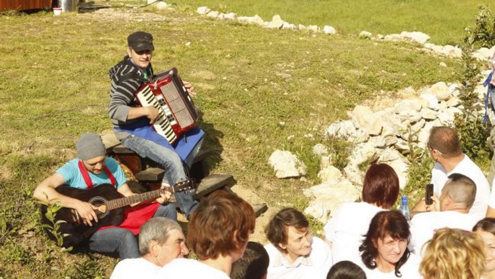 Octavian Strunila canta la acordeon, iar Catalin Josan la chitara. Vedetele de la 