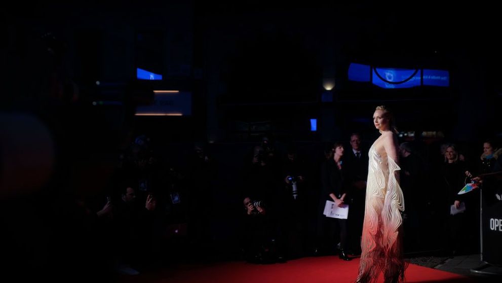 “Brienne din Tarth”, într-o rochie futuristă, greu de privit. Cum arată spectaculoasa creație