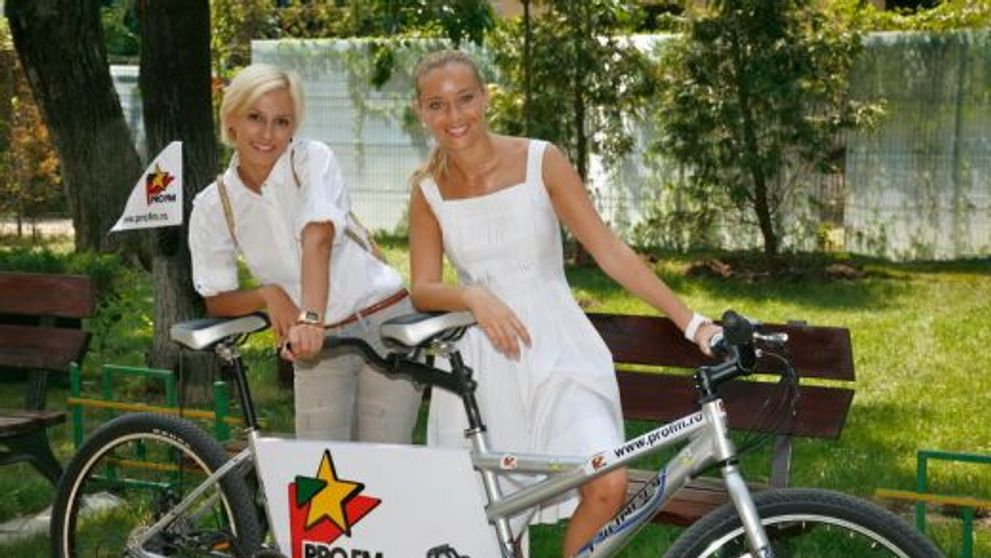 Laura Cosoi si Dana Rogoz s-au distrat pe o bicicleta in tandem oferita de ProFM