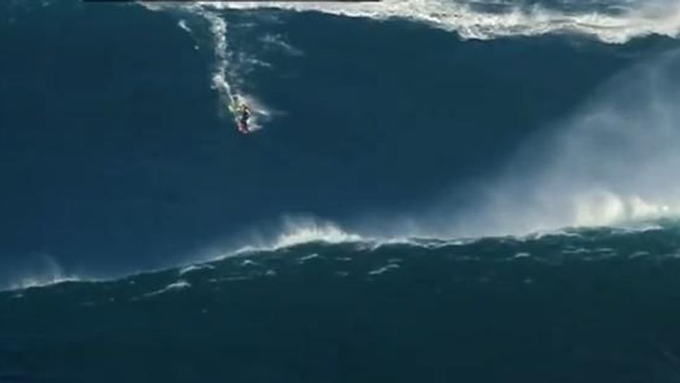 VIDEO. Baiatul care nu stie ce inseamna frica. A facut surfing pe un val inalt de 27 de metri!