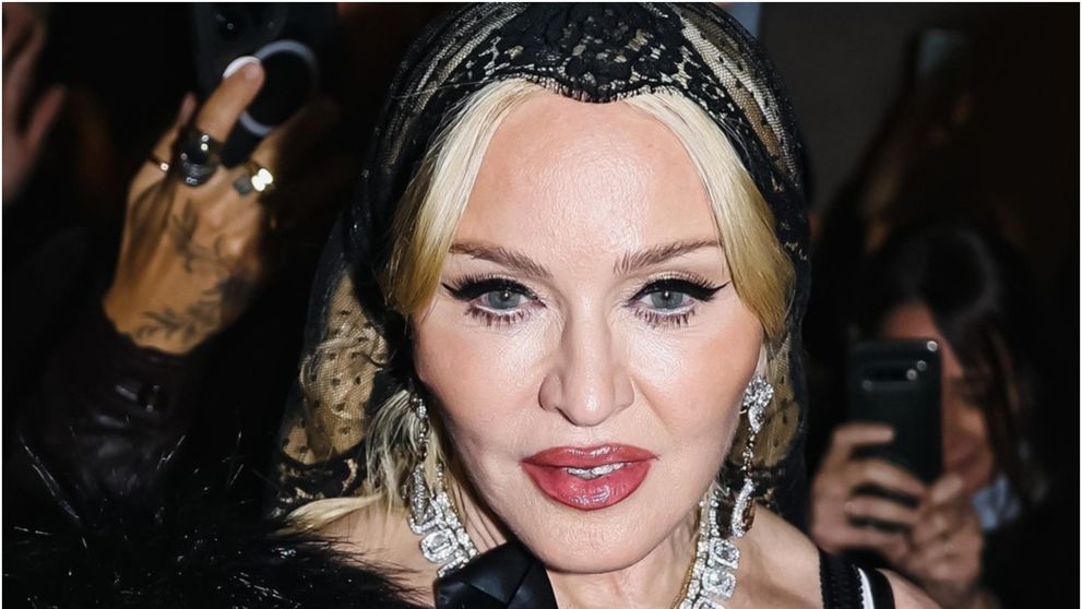 Are 66 de ani, dar i-au dispărut, ca prin minune, toate ridurile de pe față! Madonna șochează cu un nou look