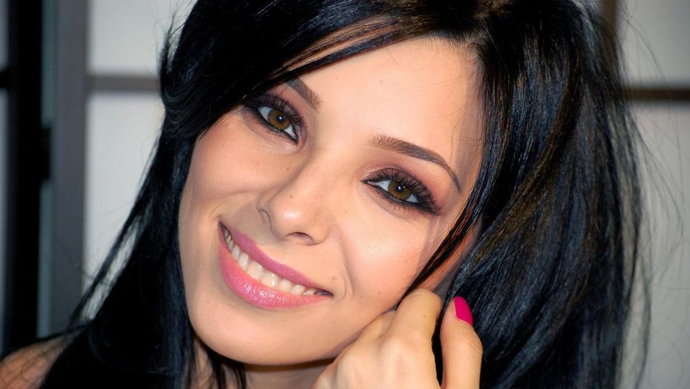Corina Caragea, dovada ca poate fi super sexy intr-o simpla pereche de pantaloni. Tinuta care ii pune in valoare atuurile fizice