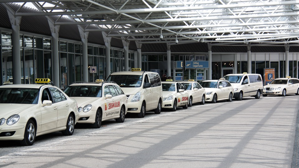 (P) Care sunt beneficiile transportului privat către aeroport?