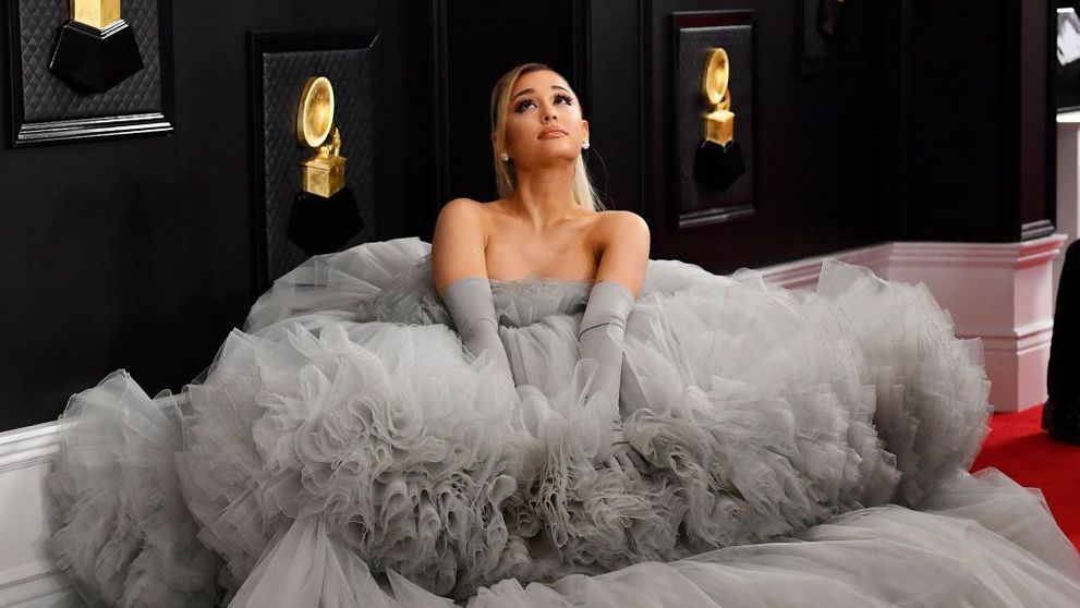 Ariana Grande, abdomen de fier și look impecabil. E singura vedetă care arată perfect după sală?