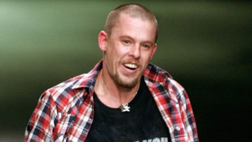 Mici incidente la comemorarea designerului Alexander McQueen FOTO!