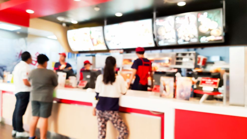 Un bărbat a fost găsit fără suflare în toaleta unui celebru restaurant fast-food! Ce au descoperit polițiștii și care este cauza morții