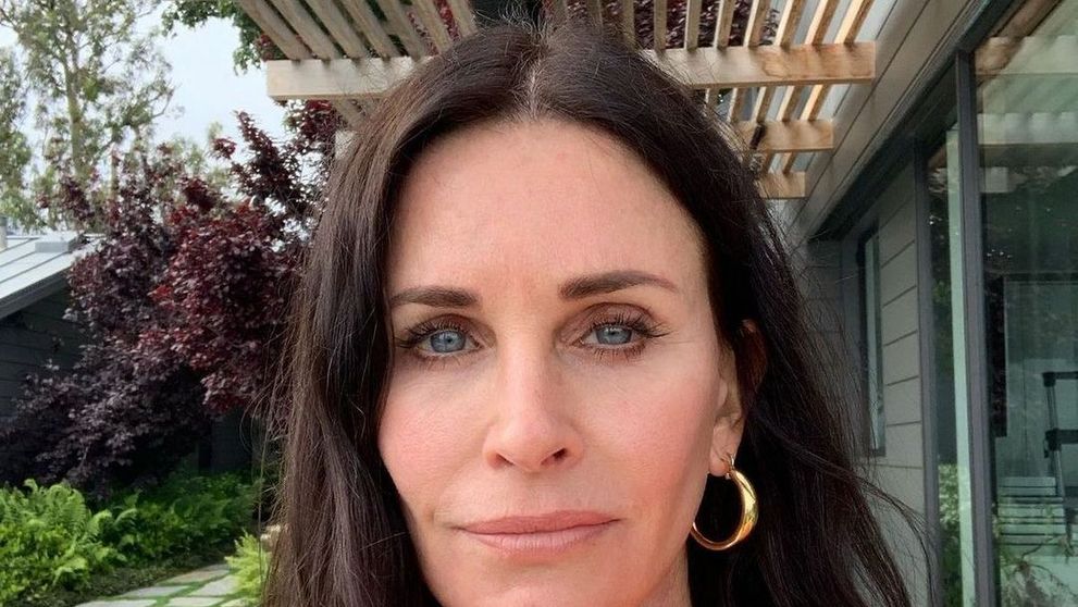 Courteney Cox s-a filmat cu un curcan în cap. Actrița a recreat o scenă celebră din serialul ”Friends”