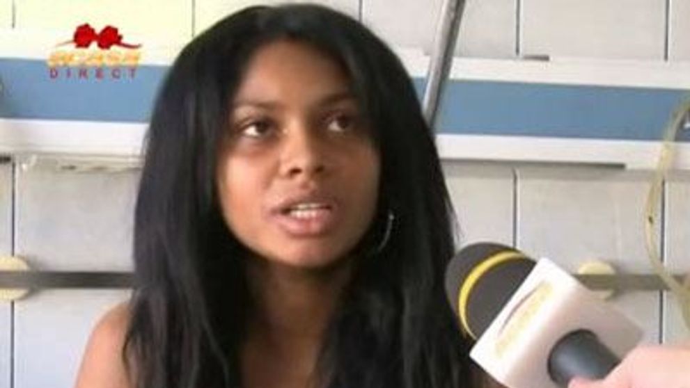 Laurette voia sa scape de vergeturi, dar a ajuns la spital cu arsuri de gradul 1 si 2 - VIDEO