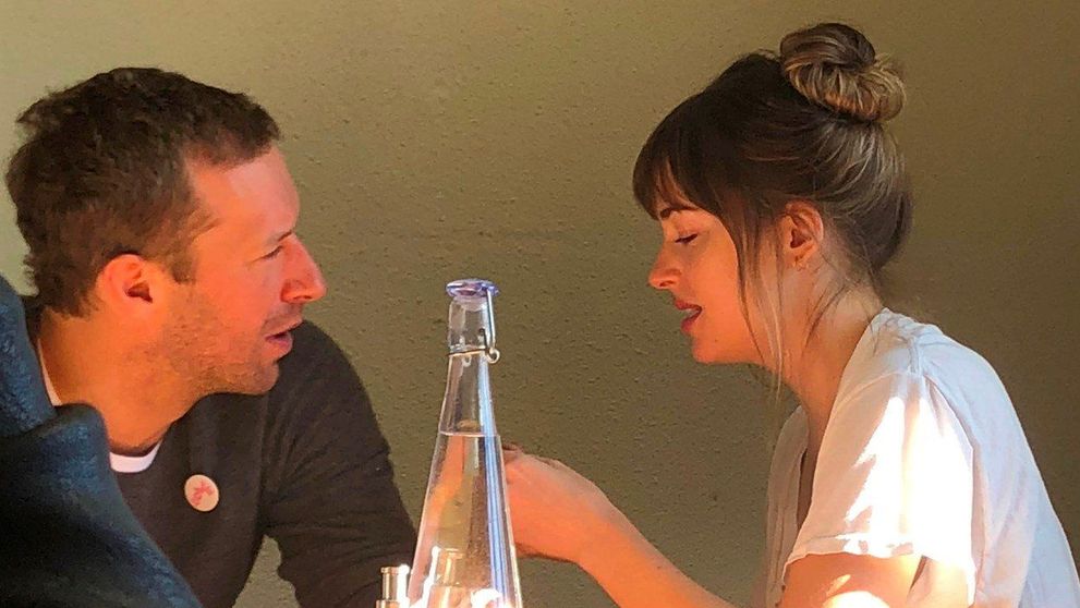 Dakota Johnson și Chris Martin s-au despărțit, după aproape 2 ani de relație. Care este motivul