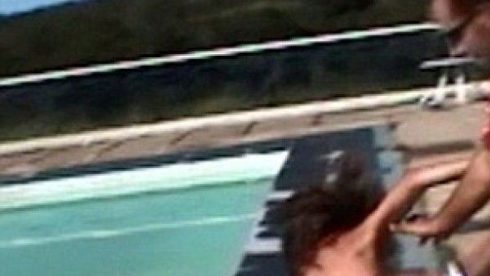 Se relaxa alaturi de iubitul ei la piscina, dar intr-o secunda totul s-a schimbat. Gluma 
