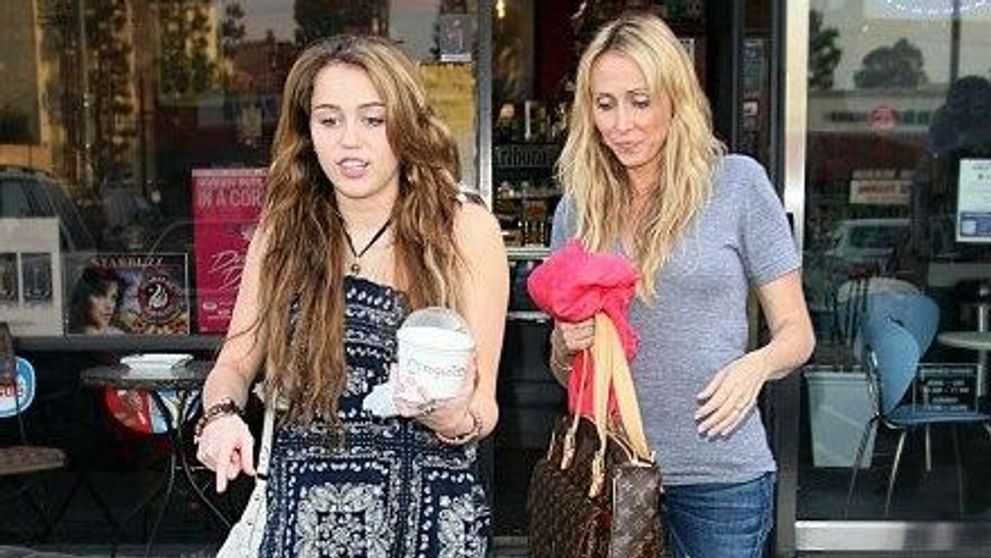Miley Cyrus a pus la punct un paparazzo care ii lovise mama! VIDEO