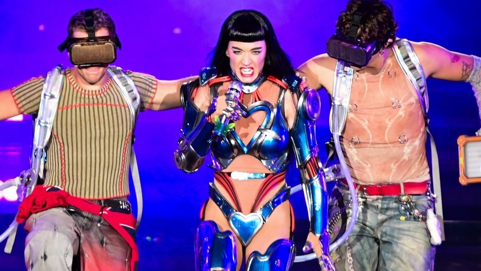 „Și-a pierdut vocea în spațiu!” Katy Perry, ridiculizată după prestația dezastruoasă de pe scenă: fanii spun că este tristă, plictisită și că pare că e acolo cu forța