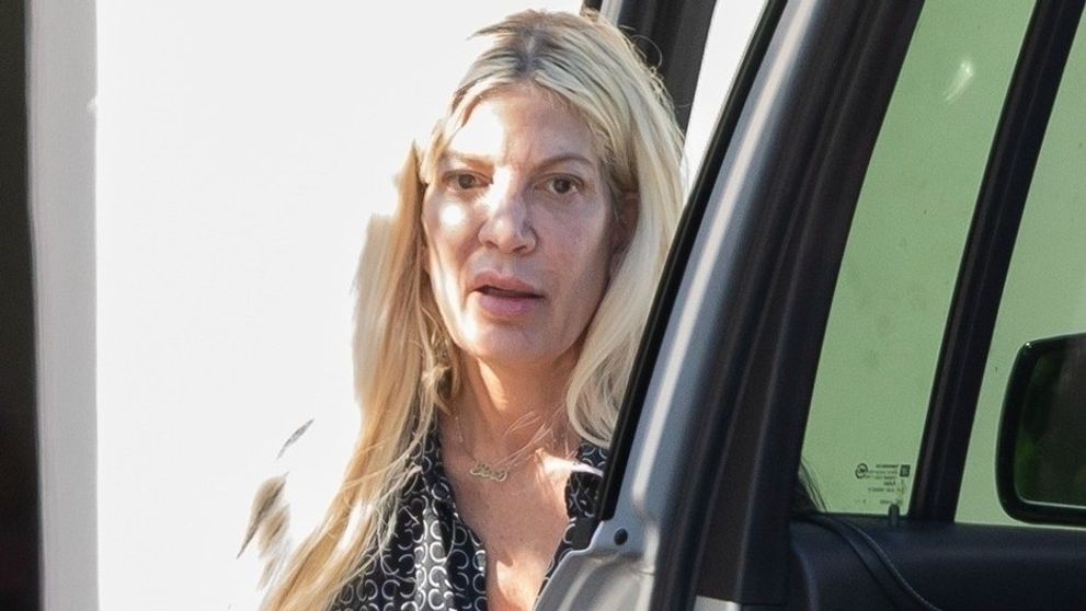 După un an de coșmar și promisiunea unui „nou început”, ghinionul a lovit din nou: Tori Spelling, la spital cu patru dintre copii după un accident teribil