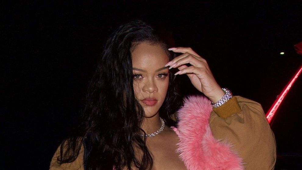 Rihanna, cu o vulpe roz pe umăr și cu burtica la vedere într-o nouă ținută-șoc!