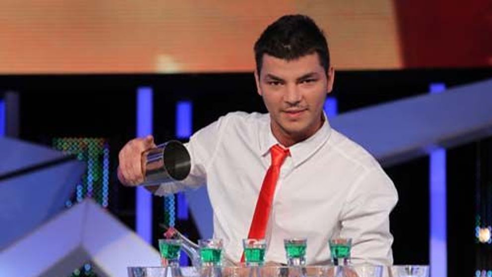 Valentin Luca, campion la jonglerii cu sticle