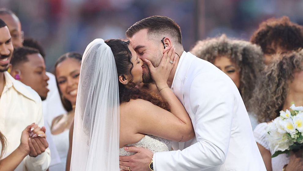 Moment istoric la Super Bowl: Bad Bunny a organizat o nuntă adevărată în pauza meciului, în fața a 75.000 de oameni