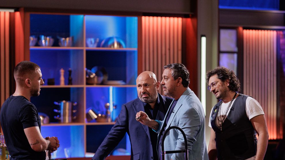 Chef Cătălin Scărlătescu, încurcat de un concurent la MasterChef:  „Cum mănânc asta? Că sunt trei farfurii într-una...”