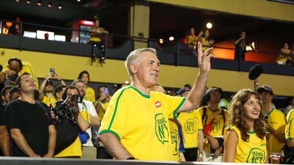 Adevărul din spatele fotografiei cu antrenorul de fotbal Carlo Ancelotti, surprins în timp ce este sărutat pasional de trei tinere, chiar în fața soției! Imaginile au pus internetul pe jar