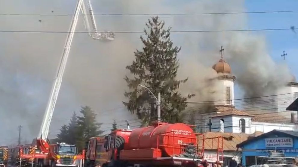 Incendiu la biserica din Prahova pictată de Nicolae Grigorescu. 120 de credincioși au fost evacuați