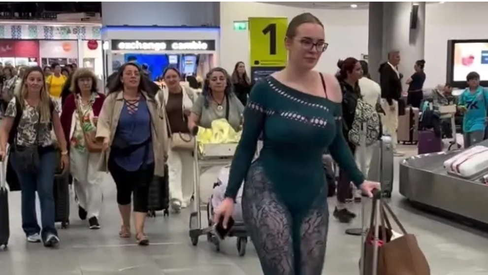 O influenceriță a șocat un aeroport întreg cu ținuta ei scandaloasă. Reacția indignată a călătorilor: ”Este jenant. Ar trebui să existe un cod vestimentar pentru zboruri”