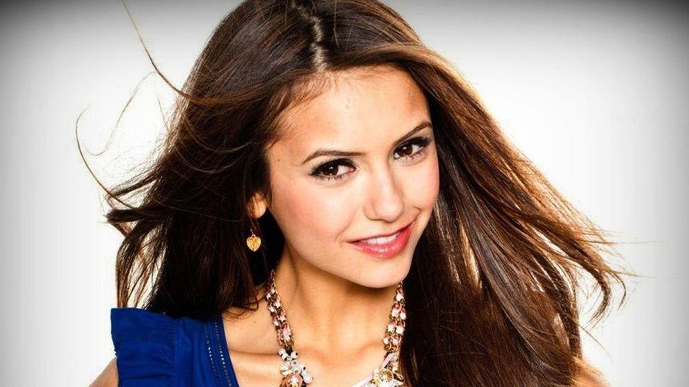 Nina Dobrev, departe de look-ul care a consacrat-o. Fara machiaj si hainele scumpe, a fost imposibil de recunoscut