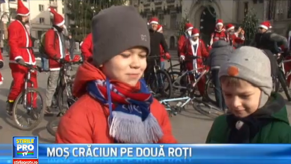 30 de Mos Craciuni pe bicicleta au impartit dulciuri copiilor craioveni. Mesajul pe care au vrut sa-l transmita organizatorii