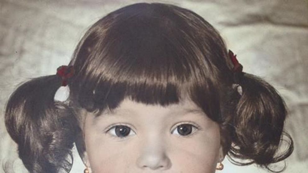 Recunosti fetita adorabila din imagine? Acum este una dintre cele mai frumoase femei din Romania